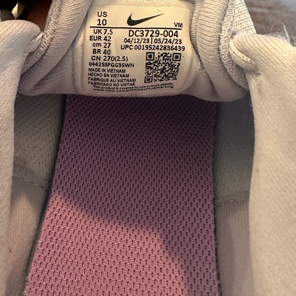 Women’s Nike athletic shoes - Picture 5 of 6